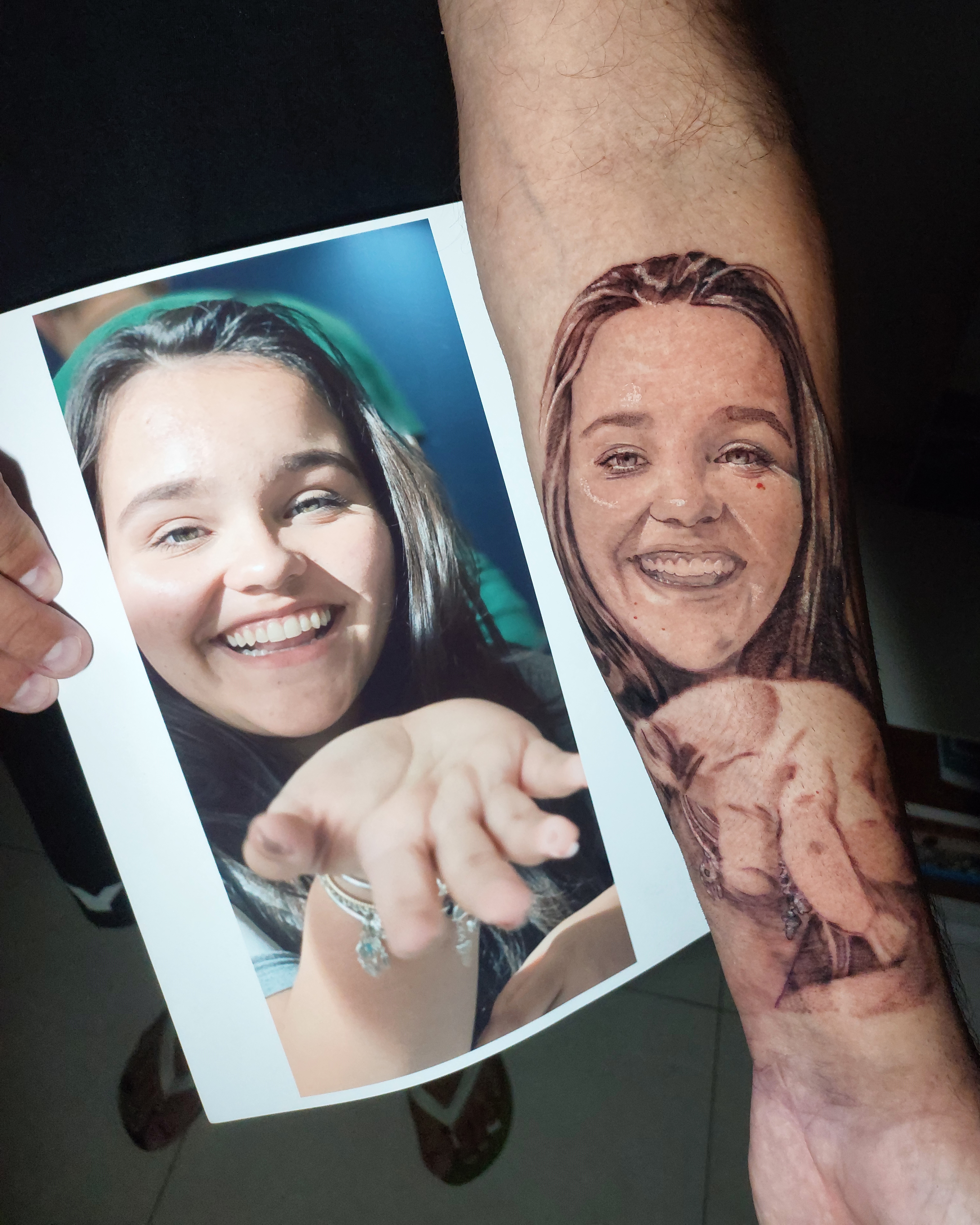 Retrato realista B&G de mulher sorrindo com foto de referência ao lado, work in progress